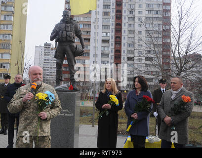 Kiew, Ukraine. 14 Mär, 2019. Ein Offizier in der Armee gesehen Sprechen während der Feierlichkeiten zum Tag der ukrainischen Freiwilligen in Kiew zu markieren. Ukraine feiert Volunteer Day, die zu Ehren der Bürger, die sich freiwillig entschieden, den Zustand von russischen Aggression zu schützen gegründet wurde. Es war an diesem Tag vor fünf Jahren, dass die ersten 500 Freiwilligen aus der 'Selbst-Verteidigung der Maidan'' sozialen Bewegung in der "Nowyje Petrivtsi Trainingsplatz angekommen einen freiwilligen Bataillon, das in der Region Dnipropetrovsk Anfang April 2014 verlegt und wurde genannt Dnipro-2 zu bilden. Diese freiwillige Bataillon war die Stockfoto