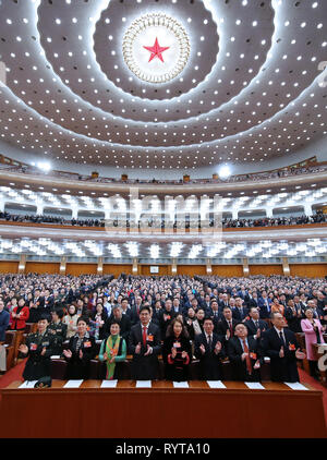 Peking, China. 13 Mär, 2019. Den Abschluss der zweiten Tagung des 13. Nationalen Ausschuss der Chinese People's Political Consultative Conference (Cppcc) ist in der Großen Halle des Volkes in Peking, der Hauptstadt von China, 13. März 2019 statt. Credit: Yao Dawei/Xinhua/Alamy leben Nachrichten Stockfoto