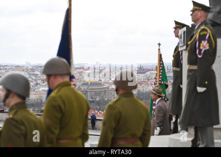 Prag, Tschechische Republik. 15 Mär, 2019. Tschechische Soldaten bewachen die Tomas Garrigue Masaryk Statue (rechts) Während der Festveranstaltung anlässlich der 80 Jahre von der NS-Besatzung in Tschechien organisiert von tschechoslowakischen Verband der Legionäre, auf dem Hradschin in Prag, Tschechische Republik, am 15. März 2019. Quelle: Michal Kamaryt/CTK Photo/Alamy leben Nachrichten Stockfoto