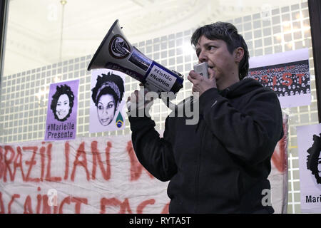 London, Greater London, UK. 14 Mär, 2019. Einen Mann beobachtet, als er sich mit den Assistenten während der Gebetswache im Speicher der Brasilianischen Aktivist Marielle Franco. Demonstranten vor der Brasilianischen Botschaft in London das Leben und das Vermächtnis des Brasilianischen Aktivist Marielle Franco, war ein ausgesprochener Kritiker der Polizeibrutalität und außergerichtliche Tötungen gegen Favela Bewohnerinnen zu Ehren versammelt. Franco wurde ermordet wegen ihrer politischen Aktivitäten zusammen mit ihrem Fahrer Anderson Gomes am 14. März in Rio de Janeiro, Brasilien 2018. Während der gebetswache Redner sprachen die Assistenten und nur behauptet Stockfoto