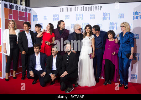 Pedro Almodovar mit Penelope Cruz, Antonio Banderas, Leonardo Sbaraglia, Axier Etxeandia, Julian Lopez, Julieta Serrano und Nora Navas unter anderem bei der Premiere des Films "olor y Gloria/Schmerzen & Glory' an der Cine Capitol. Madrid, 13.03.2019 | Verwendung weltweit Stockfoto