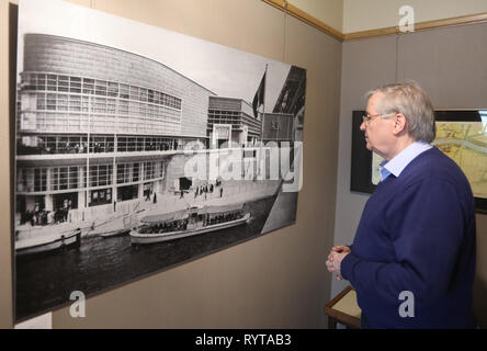 Gera, Deutschland. 15 Mär, 2019. Kurator Volker Kielstein sieht auf einem Foto Der belgische Pavillon auf der Weltausstellung 1937 in Paris, entworfen von Henry van de Velden am Henry van de Velde Museum - Haus Schulenburg. Die Ausstellung "Henry van de Velde - Pionier des Bauhauses und Grenzgänger der Moderne" wird ab 15.03.2019 bis 15.02. 2020. Credit: Bodo Schackow/dpa-Zentralbild/dpa/Alamy leben Nachrichten Stockfoto