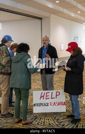 Detroit, Michigan, USA - 14. März 2019 - Außerhalb einer öffentlichen Sitzung die Förderung der Bau einer Mauer entlang der mexikanischen Grenze, David Dudenhoefer (Mitte) zirkuliert eine Petition an Kongressabgeordnete Rashida Tlaib erinnern. Dudenhoefer lief als Write-in-Kandidaten gegen Tlaib im November. Quelle: Jim West/Alamy leben Nachrichten Stockfoto