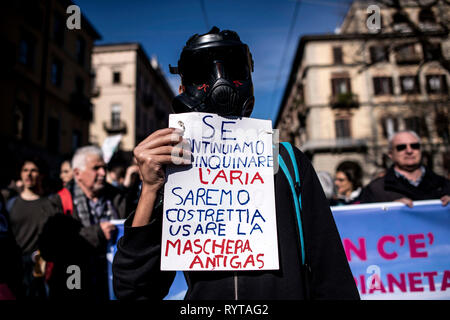 Foto LaPresse/Marco Alpozzi 15 Marzo 2019 Turin (Italia) Cronaca Sciopero Mondiale per il Futuro Chiediamo azioni Beton pro il Clima Nella Foto: un momento del corteo Foto LaPresse/Marco Alpozzi März 15, 2019 Turin (Italien) News Global Strike für Klima In der Pic: ein Moment der Streik Stockfoto