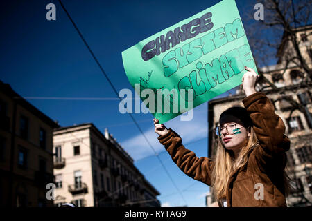 Foto LaPresse/Marco Alpozzi 15 Marzo 2019 Turin (Italia) Cronaca Sciopero Mondiale per il Futuro Chiediamo azioni Beton pro il Clima Nella Foto: un momento del corteo Foto LaPresse/Marco Alpozzi März 15, 2019 Turin (Italien) News Global Strike für Klima In der Pic: ein Moment der Streik Stockfoto