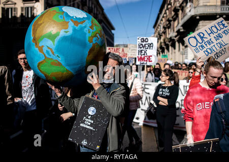 Foto LaPresse/Marco Alpozzi 15 Marzo 2019 Turin (Italia) Cronaca Sciopero Mondiale per il Futuro Chiediamo azioni Beton pro il Clima Nella Foto: un momento del corteo Foto LaPresse/Marco Alpozzi März 15, 2019 Turin (Italien) News Global Strike für Klima In der Pic: ein Moment der Streik Stockfoto