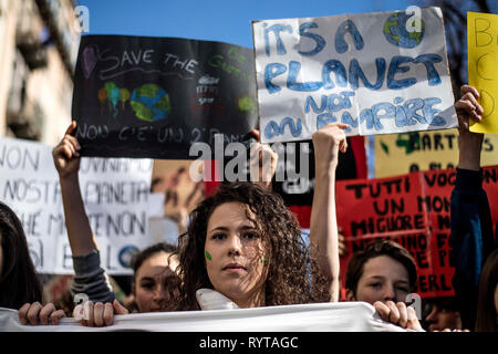 Foto LaPresse/Marco Alpozzi 15 Marzo 2019 Turin (Italia) Cronaca Sciopero Mondiale per il Futuro Chiediamo azioni Beton pro il Clima Nella Foto: un momento del corteo Foto LaPresse/Marco Alpozzi März 15, 2019 Turin (Italien) News Global Strike für Klima In der Pic: ein Moment der Streik Stockfoto