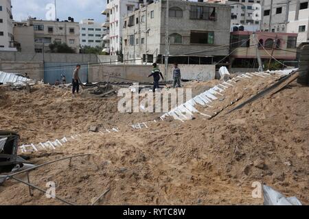 Gaza, Gazastreifen, palästinensischen Gebiet. 15 Mär, 2019. Palästinenser Jungen spielen an der zerstört die Hamas Website nach israelischen Luftangriffe in Gaza Stadt März 15, 2019. Startete Israel Luftangriffe auf Gaza Stunden nach Raketen in der Nähe von Tel Aviv abgefeuert wurden, Furcht vor einem großen Eskalation des israelisch-palästinensischen Konflikts Credit: Ashraf Amra/APA-Images/ZUMA Draht/Alamy leben Nachrichten Stockfoto