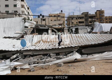 Gaza, Gazastreifen, palästinensischen Gebiet. 15 Mär, 2019. Palästinenser Jungen spielen an der zerstört die Hamas Website nach israelischen Luftangriffe in Gaza Stadt März 15, 2019. Startete Israel Luftangriffe auf Gaza Stunden nach Raketen in der Nähe von Tel Aviv abgefeuert wurden, Furcht vor einem großen Eskalation des israelisch-palästinensischen Konflikts Credit: Ashraf Amra/APA-Images/ZUMA Draht/Alamy leben Nachrichten Stockfoto