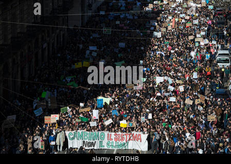 Turin, Piemont, Italien. 15 Mär, 2019. Turin, Italy-March 15, 2019: Demonstration für Klima Credit: Stefano Guidi/ZUMA Draht/Alamy leben Nachrichten Stockfoto