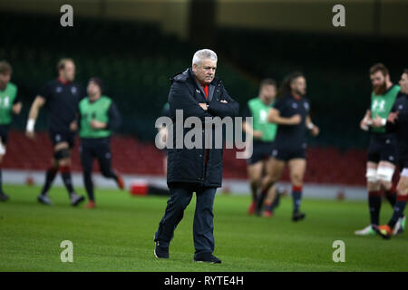 Cardiff, Wales, UK. 15. März, 2019. Wales Rugby Team Trainer Warren Gatland Uhren auf während des Wales Rugby Team Captains im Fürstentum Stadium in Cardiff, South Wales am Freitag, den 15. März 2019. Das Team bereitet sich auf ihre endgültige Guinness Six Nations 2019 Spiel gegen Irland morgen. pic von Andrew Obstgarten/Alamy leben Nachrichten Stockfoto