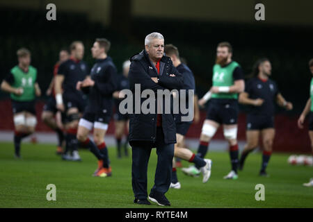 Cardiff, Wales, UK. 15. März, 2019. Wales Rugby Team Trainer Warren Gatland Uhren auf während des Wales Rugby Team Captains im Fürstentum Stadium in Cardiff, South Wales am Freitag, den 15. März 2019. Das Team bereitet sich auf ihre endgültige Guinness Six Nations 2019 Spiel gegen Irland morgen. pic von Andrew Obstgarten/Alamy leben Nachrichten Stockfoto