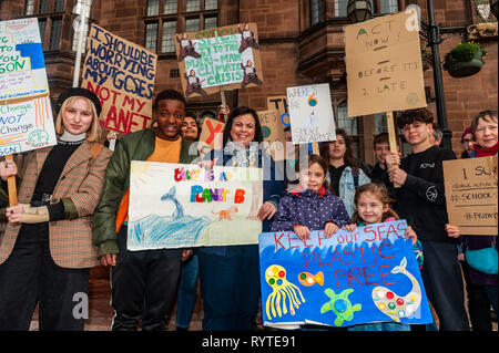 Coventry, West Midlands, UK. 15. März, 2019. Eine große Menge von Demonstranten außerhalb von Coventry Rat Haus heute Morgen versammelten sich mit Transparenten und Plakaten in der neuesten Klimawandel protestieren. Junge Menschen haben in den Straßen von Großbritannien in einem globalen Protest zu versuchen und über den Klimawandel bringen. Credit: Andy Gibson/Alamy Leben Nachrichten. Stockfoto