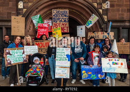 Coventry, West Midlands, UK. 15. März, 2019. Eine große Menge von Demonstranten außerhalb von Coventry Rat Haus heute Morgen versammelten sich mit Transparenten und Plakaten in der neuesten Klimawandel protestieren. Junge Menschen haben in den Straßen von Großbritannien in einem globalen Protest zu versuchen und über den Klimawandel bringen. Credit: Andy Gibson/Alamy Leben Nachrichten. Stockfoto