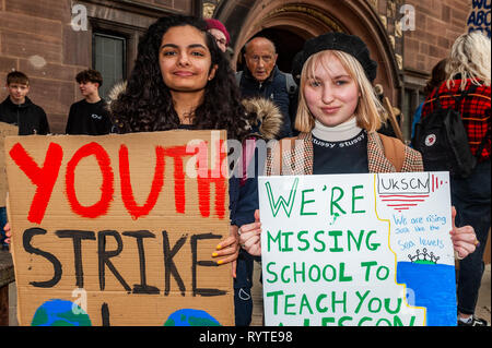 Coventry, West Midlands, UK. 15. März, 2019. Eine große Menge von Demonstranten außerhalb von Coventry Rat Haus heute Morgen versammelten sich mit Transparenten und Plakaten in der neuesten Klimawandel protestieren. Junge Menschen haben in den Straßen von Großbritannien in einem globalen Protest zu versuchen und über den Klimawandel bringen. Bei der Kundgebung waren Shreya Virdee und Millie Hilditch-Gray, sowohl aus Coventry. Credit: Andy Gibson/Alamy Leben Nachrichten. Stockfoto