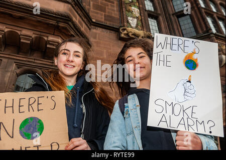 Coventry, West Midlands, UK. 15. März, 2019. Eine große Menge von Demonstranten außerhalb von Coventry Rat Haus heute Morgen versammelten sich mit Transparenten und Plakaten in der neuesten Klimawandel protestieren. Junge Menschen haben in den Straßen von Großbritannien in einem globalen Protest zu versuchen und über den Klimawandel bringen. Bei der Kundgebung waren Erin Darwen aus Leamington Spa und Lola Aley von Coventry. Credit: Andy Gibson/Alamy Leben Nachrichten. Stockfoto