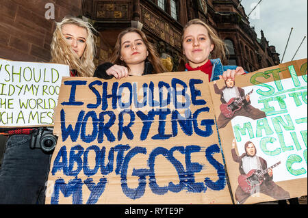 Coventry, West Midlands, UK. 15. März, 2019. Eine große Menge von Demonstranten außerhalb von Coventry Rat Haus heute Morgen versammelten sich mit Transparenten und Plakaten in der neuesten Klimawandel protestieren. Junge Menschen haben in den Straßen von Großbritannien in einem globalen Protest zu versuchen und über den Klimawandel bringen. Bei der Kundgebung waren Lauren Gavin, Ellie und Steph Bledowski-Taylor Bledowski-Taylor, alle aus Coventry. Credit: Andy Gibson/Alamy Leben Nachrichten. Stockfoto