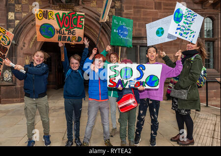 Coventry, West Midlands, UK. 15. März, 2019. Eine große Menge von Demonstranten außerhalb von Coventry Rat Haus heute Morgen versammelten sich mit Transparenten und Plakaten in der neuesten Klimawandel protestieren. Junge Menschen haben in den Straßen von Großbritannien in einem globalen Protest zu versuchen und über den Klimawandel bringen. Credit: Andy Gibson/Alamy Leben Nachrichten. Stockfoto