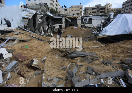 In Gaza. 15 Mär, 2019. Prüfen Sie die zerstörten Hamas Palästinenser nach israelischen Luftangriffe in Gaza, den 15. März 2019. Die israelische Armee sagte Freitag Morgen, seinen Krieg Flugzeuge über 100 Ziele der Hamas im Gazastreifen Donnerstag schlug über Nacht nach zwei Raketen an der Tel Aviv abgefeuert. Credit: Yasser Qudih/Xinhua/Alamy leben Nachrichten Stockfoto