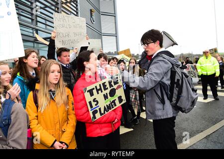 Aberystwyth, Ceredigion Wales UK Freitag, 15. März 2019. Über 300 Schülerinnen und Schüler aus verschiedenen lokalen Schulen die Teilnahme an der zweiten UK-wide Schule Streik 4 Klima', protestieren außerhalb des Büros des lokalen Rates in Aberystwyth Wales Photo Credit: Keith Morris/Alamy leben Nachrichten Stockfoto