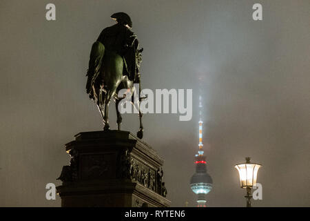 Berlin, Deutschland. 12 Jan, 2019. Eine Statue der preußische König Friedrich der Große, im Volksmund als die "Alten Fritz", steht im Nieselregen auf der herrlichen Allee Unter den Linden. Im Hintergrund ist der Fernsehturm. Quelle: Stefan Jaitner/dpa/Alamy leben Nachrichten Stockfoto