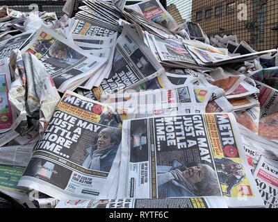 London, Großbritannien. 15 Mär, 2019. Stapel der Metro Zeitung in Müll, Überschrift "geben können, nur ein bisschen mehr Zeit', Brexit Verlängerung Stimmen, 15. März 2019, London, UK Credit: Adam Mitchinson/Alamy leben Nachrichten Stockfoto