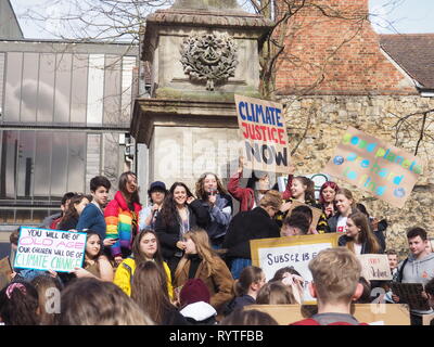 Oxford, UK. 15. Mär 2019. Schüler sammeln für einen "Klimawandel Rally und März in Oxford. Credit: Angela Swann/Alamy leben Nachrichten Stockfoto