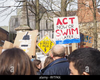 Oxford, UK. 15. Mär 2019. Schüler sammeln für einen "Klimawandel Rally und März in Oxford. Credit: Angela Swann/Alamy leben Nachrichten Stockfoto