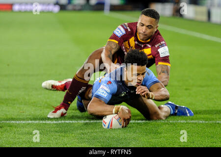 Huddersfield, Großbritannien. 14. März 2019. John Smiths Stadium, Huddersfield, England; Rugby League Betfred Super League, Huddersfield Giants vs St. Helens; Saint Helens Regan Grace gibt einen Versuch ab. Kredit: Dean Williams/Alamy Live Nachrichten Stockfoto