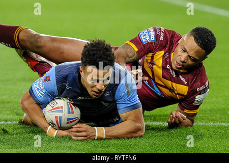 Huddersfield, Großbritannien. 14. März 2019. John Smiths Stadion, Huddersfield, England; Rugby League Betfred Super League, Huddersfield Riesen vs St. Helens; Saint Helens Regan Gnade feiert einen Versuch. Credit: Dean Williams/Alamy leben Nachrichten Stockfoto