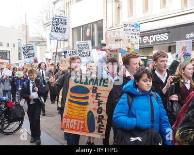 Oxford, UK. 15. Mär 2019. Schüler sammeln für einen "Klimawandel Rally und März in Oxford. Credit: Angela Swann/Alamy leben Nachrichten Stockfoto