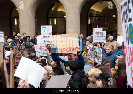 Manchester, Großbritannien. 15 Mär, 2019. Heute 15. März auf dem Petersplatz (Manchester, UK) um 12:00 Uhr Schülerinnen und Schüler kamen aus ihren Schulen als Teil des globalen Streik fordert verstärkte Maßnahmen gegen den Klimawandel. Eine Koalition von Studenten aus der Jugend Streik 4 Klima, der britische Student Klima Netzwerk und die britische Jugend Klima Koalition sind markante Aktion aus der Regierung zu verlangen. Credit: Alvaro Velazquez Gardeta/Alamy leben Nachrichten Stockfoto