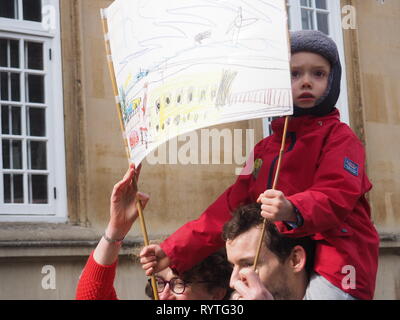 Oxford, UK. 15. Mär 2019. Schüler sammeln für einen "Klimawandel Rally und März in Oxford. Credit: Angela Swann/Alamy leben Nachrichten Stockfoto