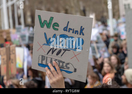 London, Großbritannien. 15. Mär 2019. Masse student Klimawandel Protest in London Quelle: Ian Davidson/Alamy leben Nachrichten Stockfoto