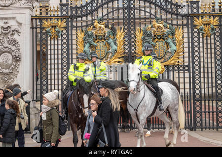 London, Großbritannien. 15. Mär 2019. Masse student Klimawandel Protest in Central London berittene Polizei wurden außerhalb der Buckingham Palace stationiert zurück zu halten Demonstranten Credit: Ian Davidson/Alamy leben Nachrichten Stockfoto