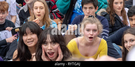 London, Großbritannien. 15. Mär 2019. Masse student Klimawandel Protest in London ein sitdown Protest außerhalb des Parlaments Square Credit: Ian Davidson/Alamy leben Nachrichten Stockfoto