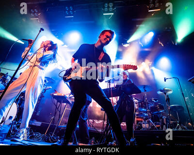 Bergen, Norwegen. 14 Mär, 2019. Norwegen, Bergen - März 14., 2019. Die norwegische Sängerin und Songwriterin Amanda Tenfjord (L) führt ein Live Konzert an der USF Veftet in Bergen. (Foto: Gonzales Foto/Alamy leben Nachrichten Stockfoto