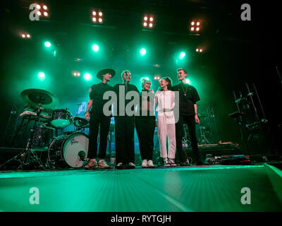 Bergen, Norwegen. 14 Mär, 2019. Norwegen, Bergen - März 14., 2019. Die norwegische Sängerin und Songwriterin Amanda Tenfjord (in Weiß) führt ein Live Konzert an der USF Veftet in Bergen. (Foto: Gonzales Foto/Alamy leben Nachrichten Stockfoto