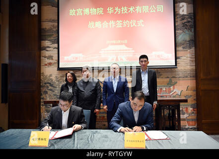 (190315) - Peking, 15. März 2019 (Xinhua) - der stellvertretende Direktor des Palastmuseums Feng Naien (L, Vorderseite) und Hua Qiang, Vice President von Huawei China, unterzeichnen ein Abkommen in der Palace Museum in Peking, der Hauptstadt von China, 15. März 2019. Der Palast Museum wird mit Huawei zusammen, um 5G Netzwerke anwenden, weitere Förderung der Digitalisierung und intelligenten Aufbau des Museums. (Xinhua / Jin Liangkuai) Stockfoto