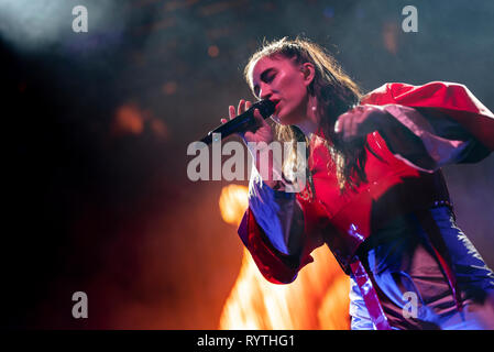 Bergen, Norwegen. 14 Mär, 2019. Norwegen, Bergen - März 14., 2019. Die norwegische indie pop band Highasakite führt ein Live Konzert an der USF Verftet in Bergen. Hier Sänger Ingrid Helene Håvik gesehen wird live auf der Bühne. (Foto: Gonzales Foto/Alamy leben Nachrichten Stockfoto
