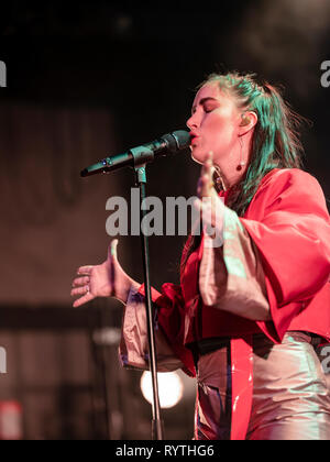 Bergen, Norwegen. 14 Mär, 2019. Norwegen, Bergen - März 14., 2019. Die norwegische indie pop band Highasakite führt ein Live Konzert an der USF Verftet in Bergen. Hier Sänger Ingrid Helene Håvik gesehen wird live auf der Bühne. (Foto: Gonzales Foto/Alamy leben Nachrichten Stockfoto