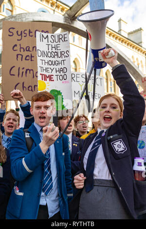 Kornmarkt, Belfast, UK. 15 Mär, 2019. Jugend Streik 4 Klima Protest in Belfast Studenten aus rund 30 Städten und Gemeinden im gesamten Vereinigten Königreich fehlen Schule gegen den Klimawandel zu protestieren. Demonstrationen in Gebieten wie London, Bristol, Belfast Credit statt: Bonzo/Alamy leben Nachrichten Stockfoto