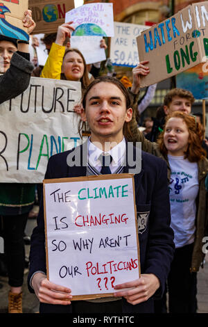 Kornmarkt, Belfast, UK. 15 Mär, 2019. Jugend Streik 4 Klima Protest in Belfast Studenten aus rund 30 Städten und Gemeinden im gesamten Vereinigten Königreich fehlen Schule gegen den Klimawandel zu protestieren. Demonstrationen in Gebieten wie London, Bristol, Belfast Credit statt: Bonzo/Alamy leben Nachrichten Stockfoto