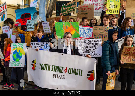 Kornmarkt, Belfast, UK. 15 Mär, 2019. Jugend Streik 4 Klima Protest in Belfast Studenten aus rund 30 Städten und Gemeinden im gesamten Vereinigten Königreich fehlen Schule gegen den Klimawandel zu protestieren. Demonstrationen in Gebieten wie London, Bristol, Belfast Credit statt: Bonzo/Alamy leben Nachrichten Stockfoto