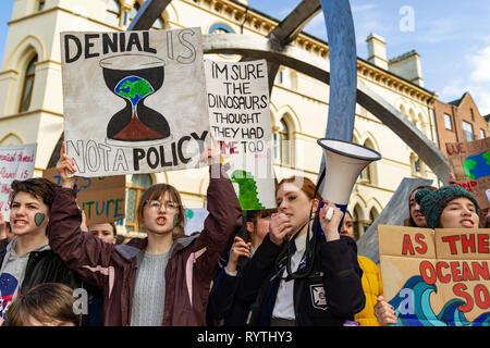 Kornmarkt, Belfast, UK. 15 Mär, 2019. Jugend Streik 4 Klima Protest in Belfast Studenten aus rund 30 Städten und Gemeinden im gesamten Vereinigten Königreich fehlen Schule gegen den Klimawandel zu protestieren. Demonstrationen in Gebieten wie London, Bristol, Belfast Credit statt: Bonzo/Alamy leben Nachrichten Stockfoto