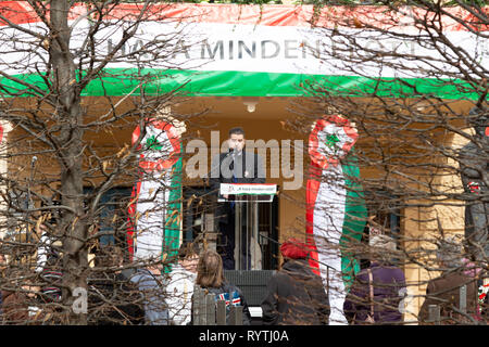 Sopron, Ungarn. 15 Mär, 2019. Sprecher spricht auf Petőfi Square, Sopron, Ungarn. Der Sprecher verkündet das Ende der Veranstaltung. Credit: Wahavi/Alamy leben Nachrichten Stockfoto