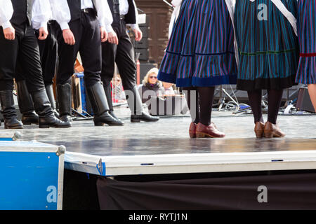 Sopron, Ungarn. 15 Mär, 2019. Der untere Teil des Körpers der männlichen und weiblichen Volkstänzer in traditioneller Tracht auf der Bühne Petőfi Square, Sopron, Ungarn gekleidet. Credit: Wahavi/Alamy leben Nachrichten Stockfoto