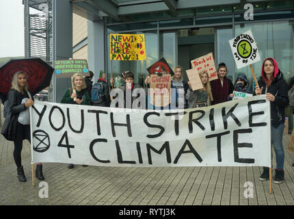 Aberystwyth, Großbritannien. 15 Mär, 2019. Schüler, Eltern und Erwachsene demonstrieren, als Teil der weltweiten Protest, Maßnahmen gegen den Klimawandel in Aberystwyth, Ceredigion, Wales, Großbritannien zu verlangen. Credit: Julio Etchart zu ihrem/Alamy leben Nachrichten Stockfoto