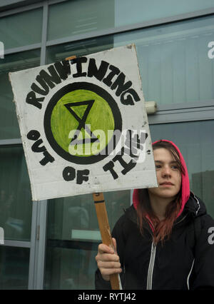 Aberystwyth, Großbritannien. 15 Mär, 2019. Schüler, Eltern und Erwachsene demonstrieren, als Teil der weltweiten Protest, Maßnahmen gegen den Klimawandel in Aberystwyth, Ceredigion, Wales, Großbritannien zu verlangen. Credit: Julio Etchart zu ihrem/Alamy leben Nachrichten Stockfoto