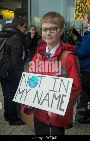 Aberystwyth, Großbritannien. 15 Mär, 2019. Schüler, Eltern und Erwachsene demonstrieren, als Teil der weltweiten Protest, Maßnahmen gegen den Klimawandel in Aberystwyth, Ceredigion, Wales, Großbritannien zu verlangen. Credit: Julio Etchart zu ihrem/Alamy leben Nachrichten Stockfoto